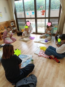 子供を抱きしめるママ