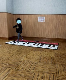 ピアノマットにのるこども