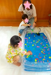 スーパーボールすくいしている親子