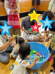 魚釣り遊びをする親子の写真