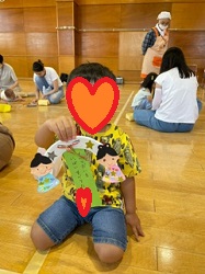 七夕の短冊飾りを持つ子どもの写真
