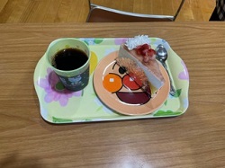 ケーキと飲み物の写真