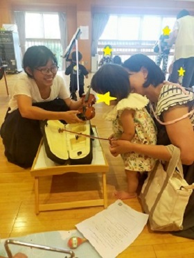 楽器を紹介している