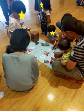 楽器を試す子ども