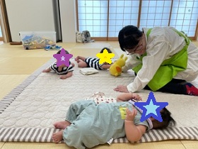 ボランティアさんと遊ぶ赤ちゃんの写真
