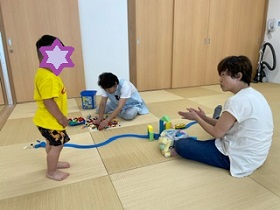 ボランティアさんと遊ぶ男の子の写真