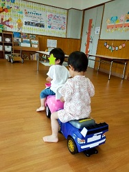 乗り車にのるこども