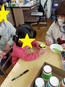 おひな様製作する女の子