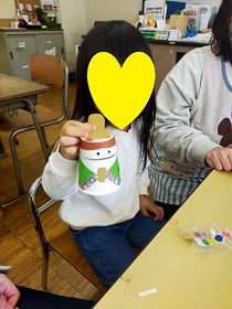 つくったおひなさまを見せてくれる女の子