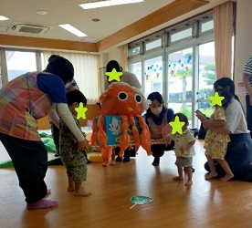 おみこしをかつぐこども