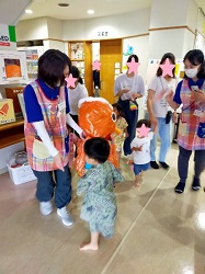 おみこしをかつぐこども