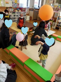 風船であそぶこども