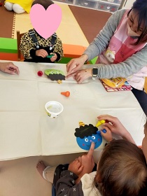 鬼のイラストにお絵かきする子ども