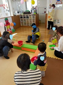 鬼をボールでやっつけるこども