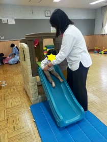 おおきな滑り台を滑るこども