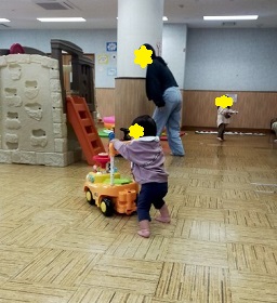 押し車をするこども