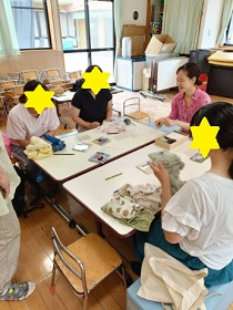 自己紹介をする母たち