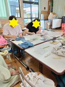 布裁断する母