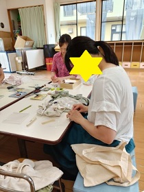 布の柄を選定する母