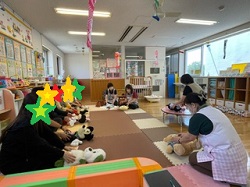 手遊びをしている写真