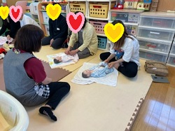 着替えしている写真