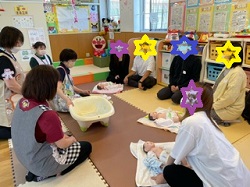 赤ちゃんをお風呂に入れる写真