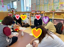 赤ちゃんをお風呂に入れる写真