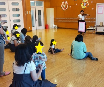「さんぽ」を聴く親子