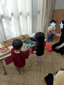 ドーナツをつかむこども