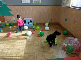 風船であそぶこどもたち