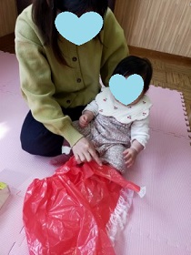 マントに喜ぶ赤ちゃん