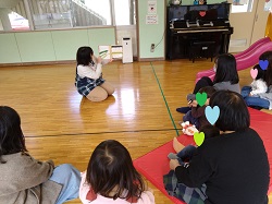 絵本読み聞かせ