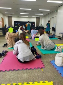 シフォンで遊ぶ親子