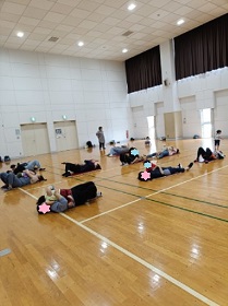 寝転んで抱っこする親子