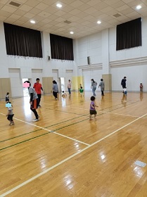ボールを転がして追いかけるこども