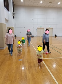 ボールを乗せてバランス歩きする子ども