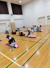 足の上にこどもを乗せて持ち上げる体操