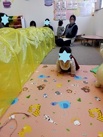 トンネルの横をハイハイするこども