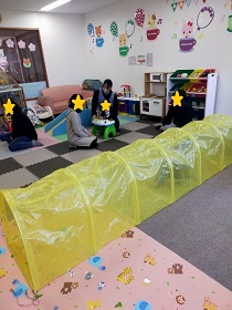 黄色の長い室内トンネル