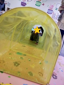 トンネルくぐるこども