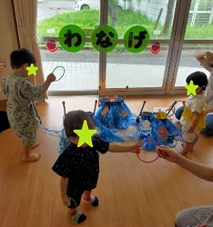 輪投げするこども