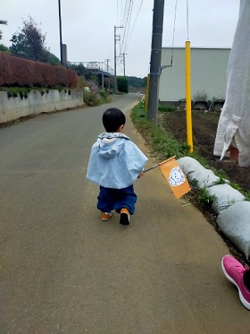 旗を持って歩くこども