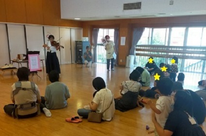 「山の音楽家」を聴く親子