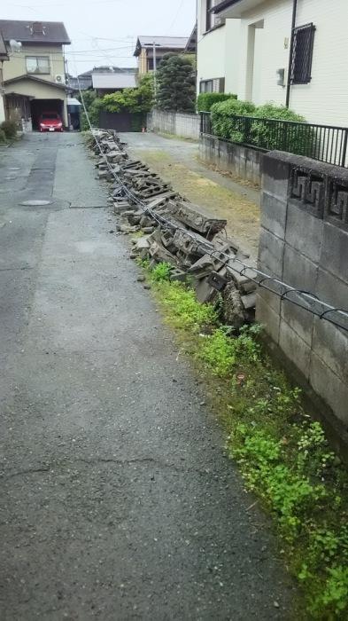地震により倒壊したブロック塀