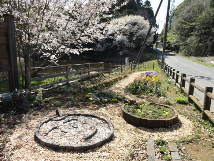 弁天池前の花壇の様子