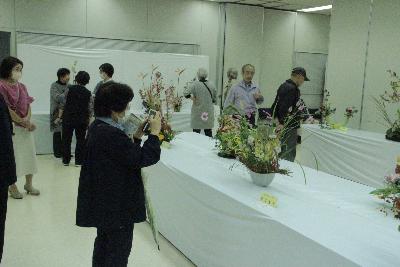 展示部門（生け花・フラワーアレンジメントの様子）