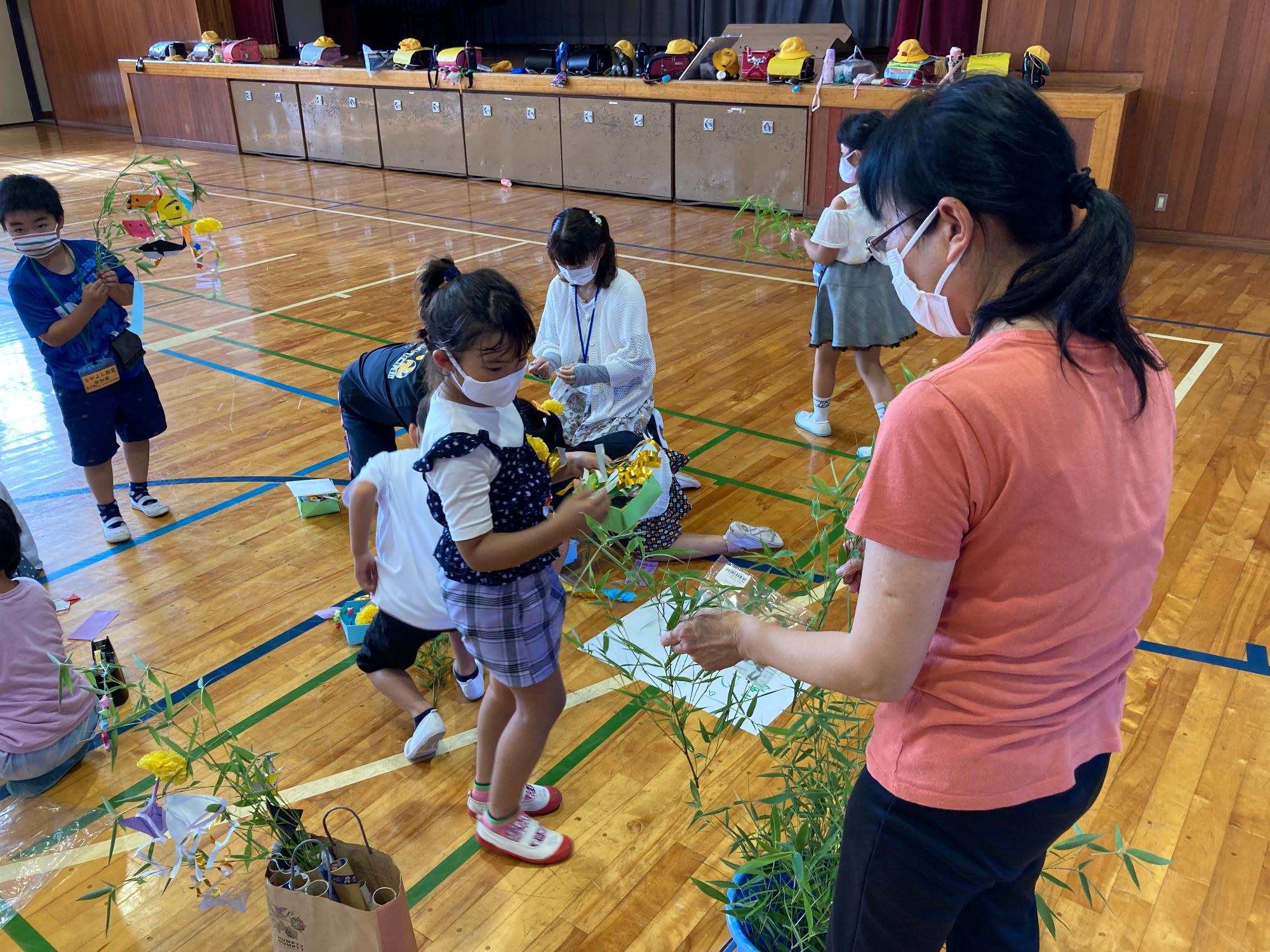 白井第二小学校放課後子ども教室の活動の様子（七夕の短冊づくり）