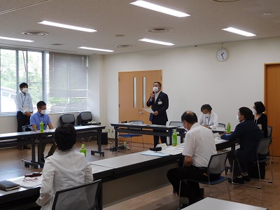 地域福祉計画策定等委員会会議にてあいさつの様子