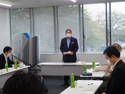 副駅名選考会議にてあいさつの様子