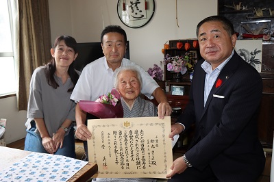 100歳のお祝いのため各ご家庭等を訪問する様子